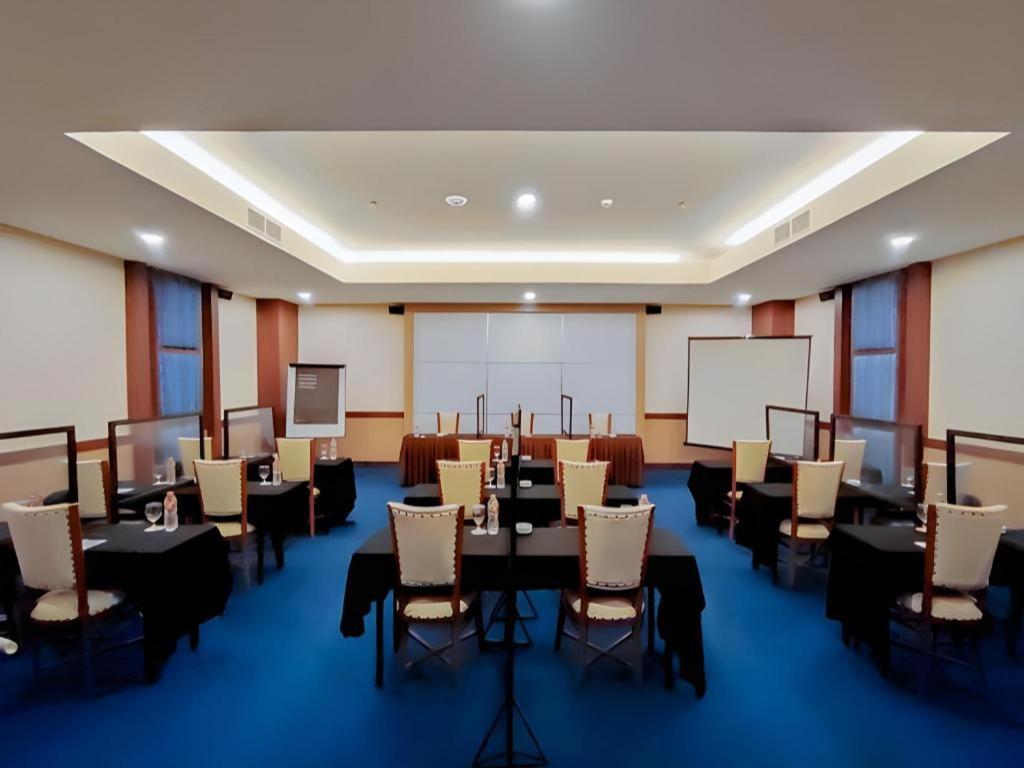 Grand Qin Hotel Banjarbaru Exterior photo