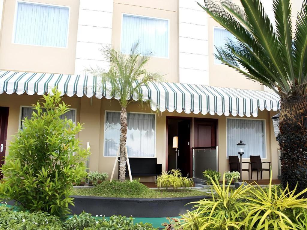 Grand Qin Hotel Banjarbaru Exterior photo